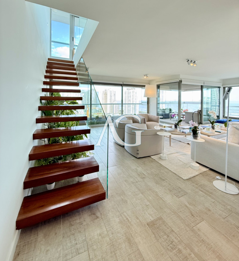 Apartamento ID.385 - Apartamento Penthouse finamente decorado de 3 dormitorios con parrillero propio en venta, Roosevelt Brava, Punta del Este