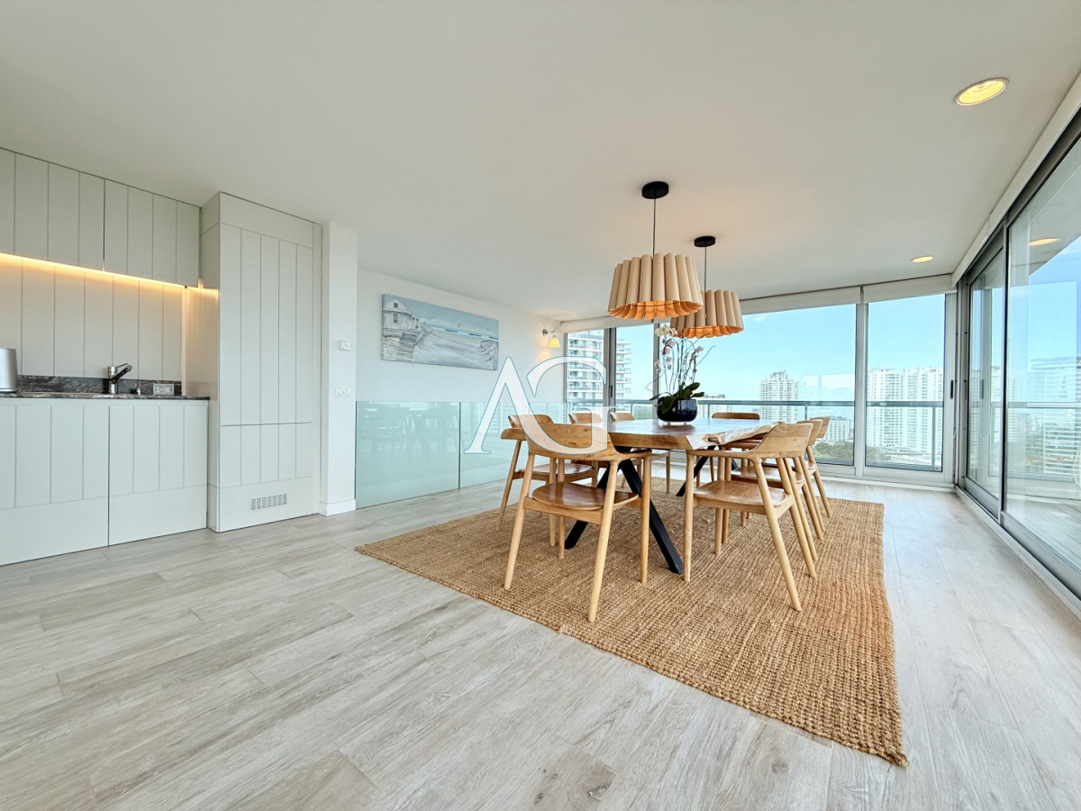 Apartamento ID.385 - Apartamento Penthouse finamente decorado de 3 dormitorios con parrillero propio en venta, Roosevelt Brava, Punta del Este
