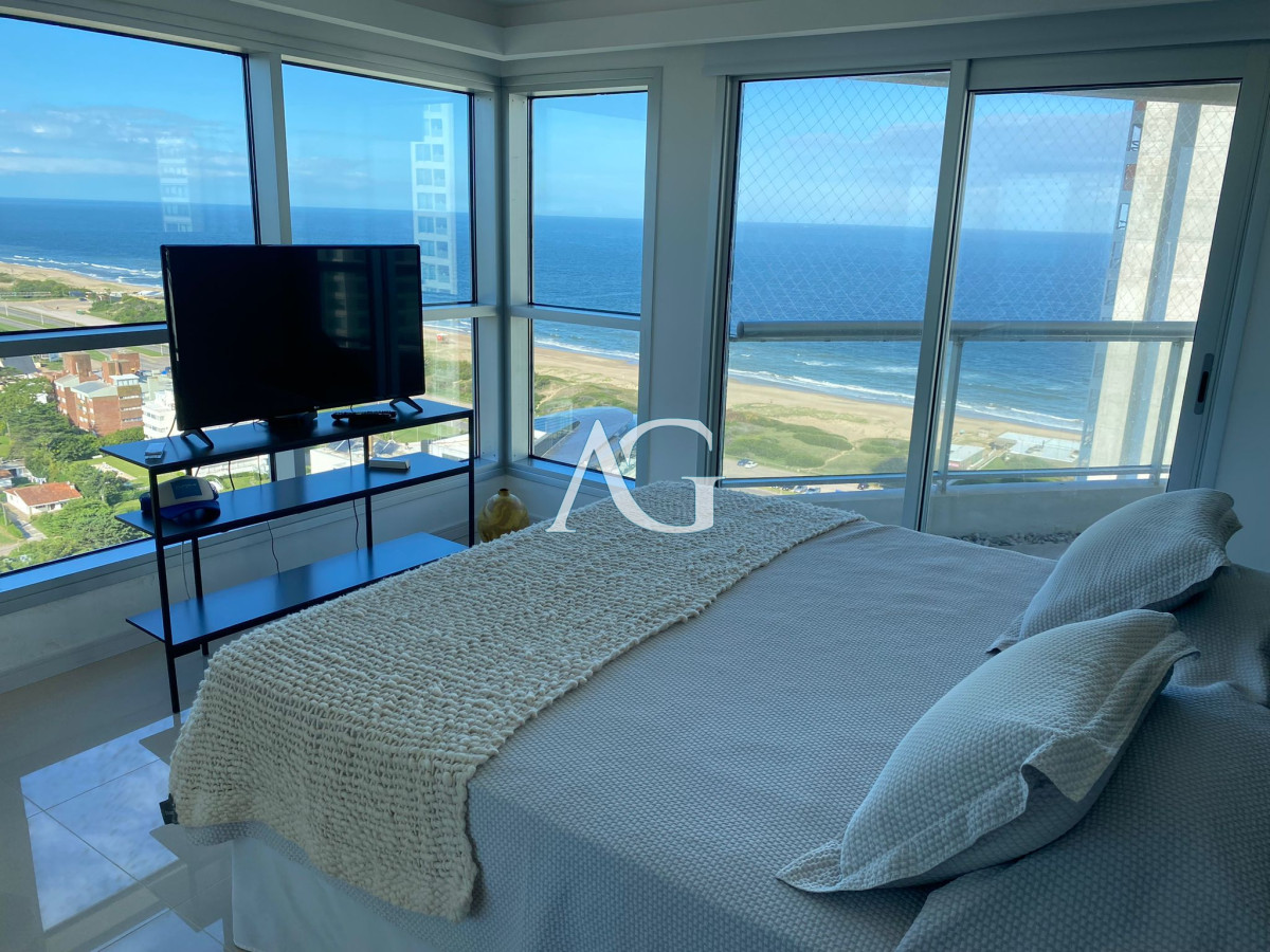 Apartamento ID.249 - Venta de gran apartamento de 3 dormitorios con parrillero propio en Playa Brava, Punta del Este