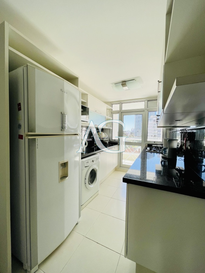Apartamento ID.578 - Apartamento de 2 Dormitorios a metros del mar y torre moderna, playa Mansa, Punta del Este