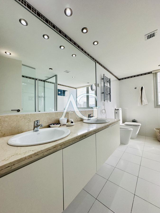 Apartamento ID.199 - Oportunidad en Venta! Apartamento sobre playa Brava de 3 Dormitorios más Dependencia, Torre Le Parc