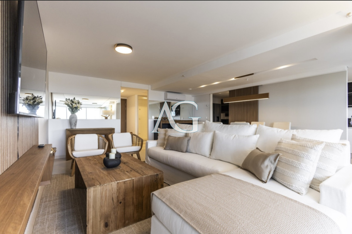 Apartamento ID.200 - Moderno Penthouse con Vista al Mar, en Playa Brava, 3 Dormitorios con Parrillero y Dependencia de servicio