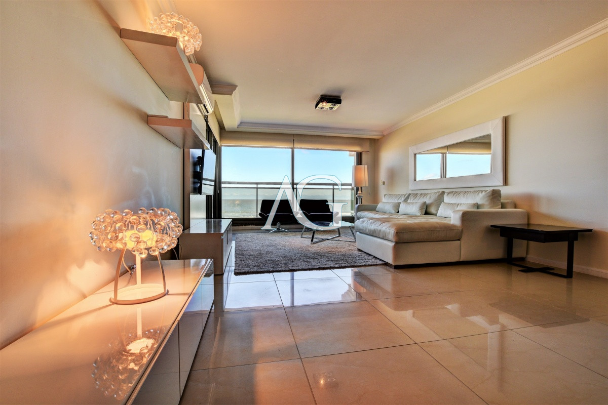 Apartamento ID.107 - Apartamento de 3 Dormitorios en Imperiale, Frente al Mar  - Oportunidad en Venta