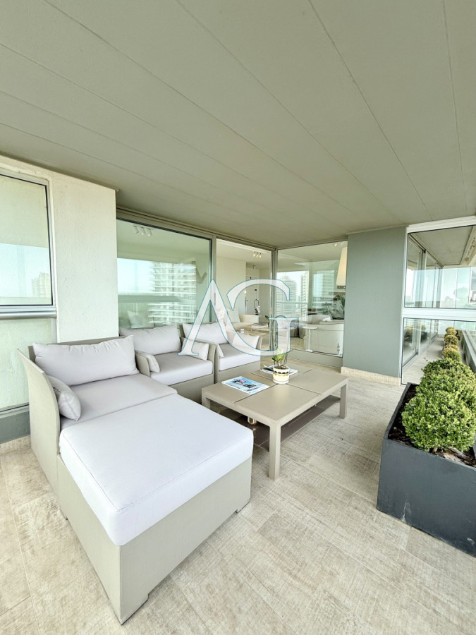 Apartamento ID.385 - Apartamento Penthouse finamente decorado de 3 dormitorios con parrillero propio en venta, Roosevelt Brava, Punta del Este