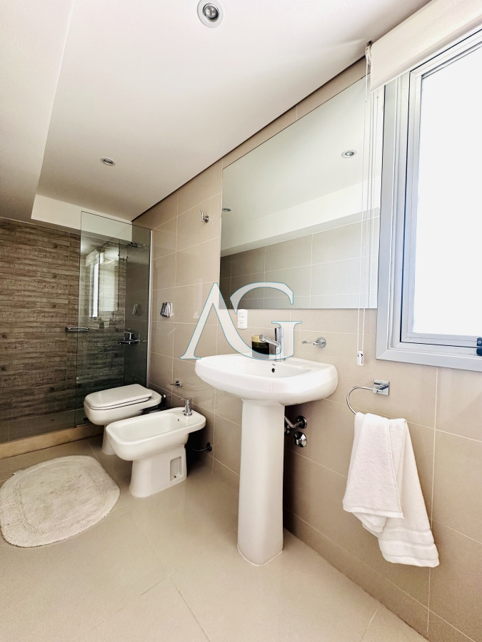 Apartamento ID.227 - Venta de amplio penthouse con cuatro dormitorios más dependencia de servicio en torre premiun de Playa Brava, Punta del Este