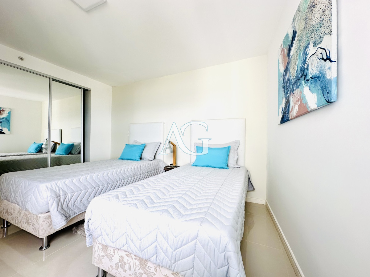 Apartamento ID.227 - Venta de amplio penthouse con cuatro dormitorios más dependencia de servicio en torre premiun de Playa Brava, Punta del Este