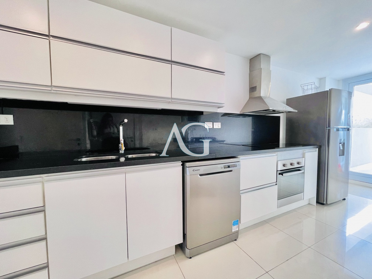 Apartamento ID.190 - Apartamento de 3 Dormitorios y Parrillero Frente al Mar, Playa Mansa