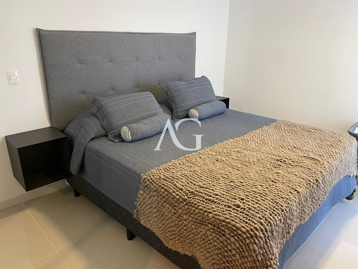 Apartamento ID.249 - Venta de gran apartamento de 3 dormitorios con parrillero propio en Playa Brava, Punta del Este