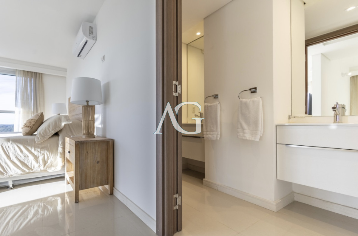 Apartamento ID.200 - Moderno Penthouse con Vista al Mar, en Playa Brava, 3 Dormitorios con Parrillero y Dependencia de servicio