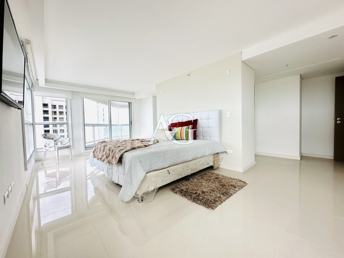 Apartamento ID.227 - Venta de amplio penthouse con cuatro dormitorios más dependencia de servicio en torre premiun de Playa Brava, Punta del Este