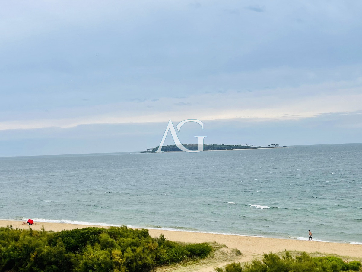 Apartamento ID.190 - Apartamento de 3 Dormitorios y Parrillero Frente al Mar, Playa Mansa
