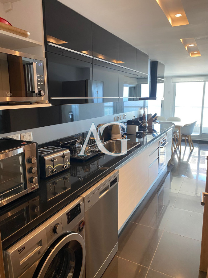 Apartamento ID.249 - Venta de gran apartamento de 3 dormitorios con parrillero propio en Playa Brava, Punta del Este