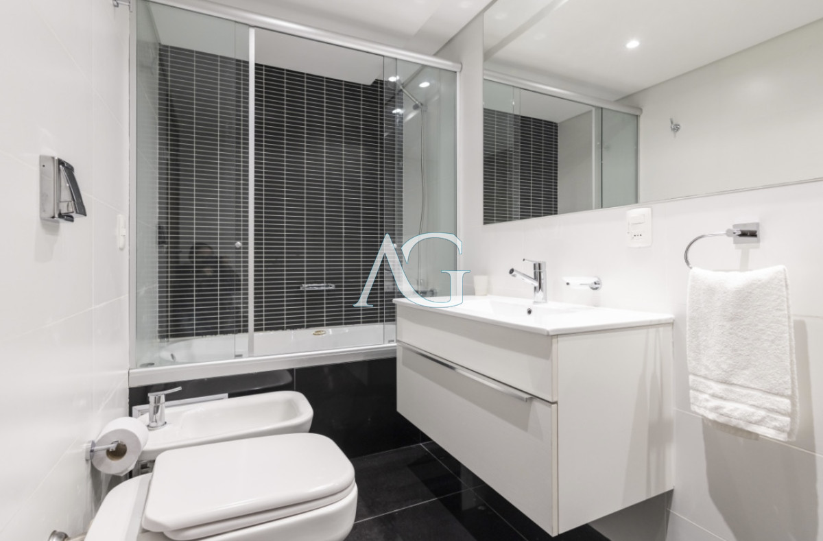 Apartamento ID.200 - Moderno Penthouse con Vista al Mar, en Playa Brava, 3 Dormitorios con Parrillero y Dependencia de servicio