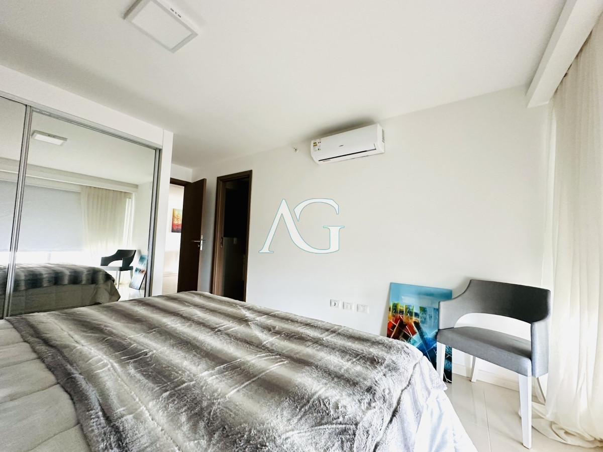 Apartamento ID.227 - Venta de amplio penthouse con cuatro dormitorios más dependencia de servicio en torre premiun de Playa Brava, Punta del Este