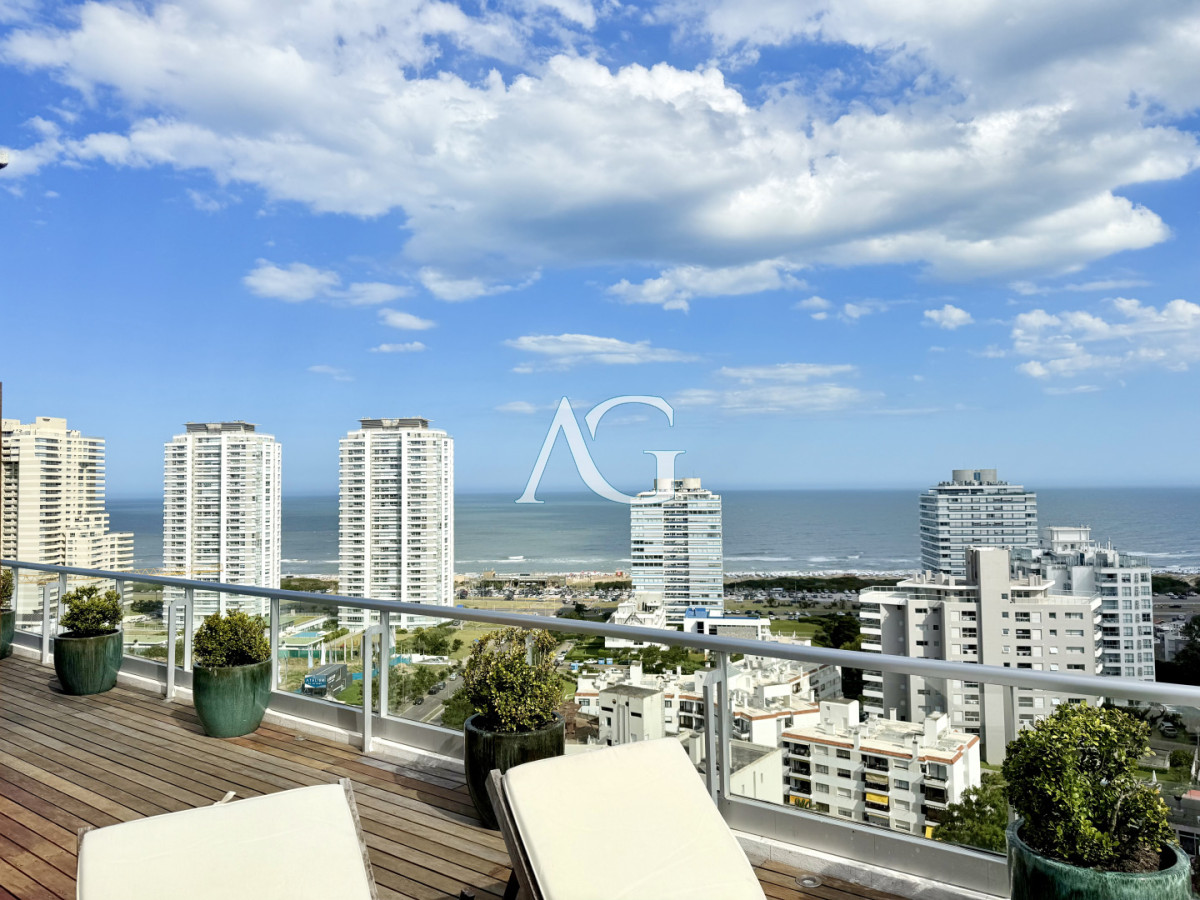 Apartamento ID.385 - Apartamento Penthouse finamente decorado de 3 dormitorios con parrillero propio en venta, Roosevelt Brava, Punta del Este