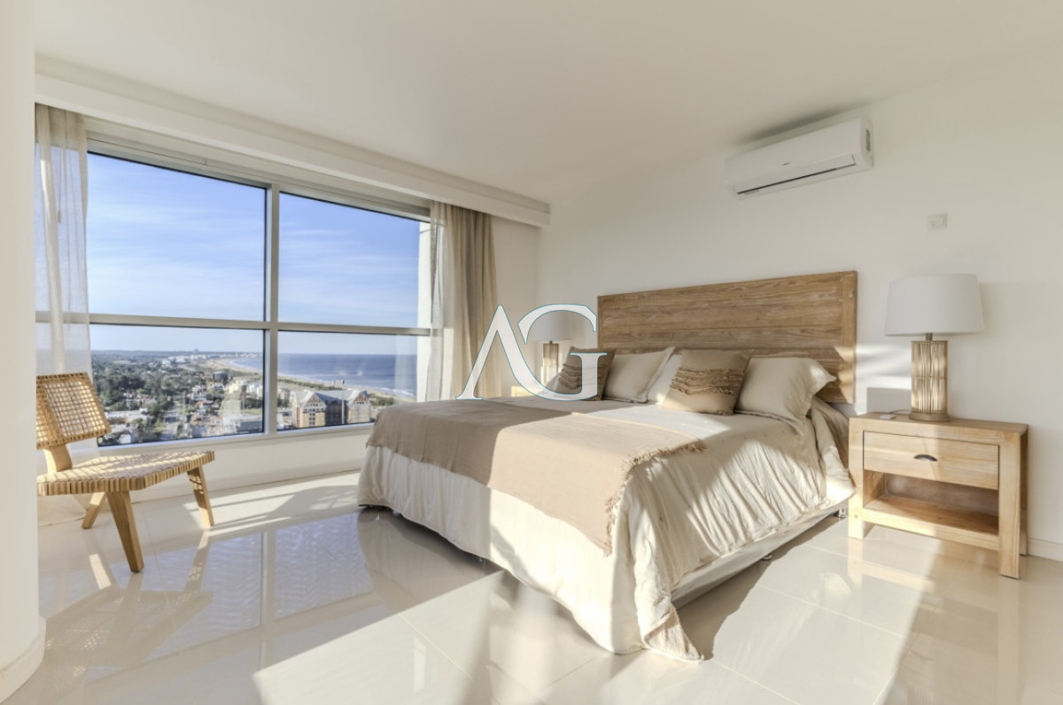 Apartamento ID.200 - Moderno Penthouse con Vista al Mar, en Playa Brava, 3 Dormitorios con Parrillero y Dependencia de servicio
