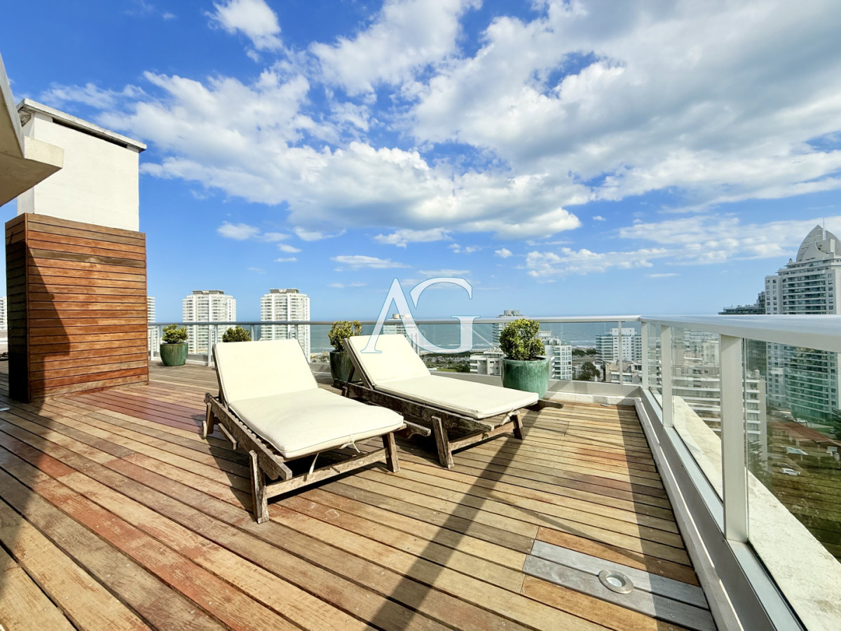 Apartamento ID.385 - Apartamento Penthouse finamente decorado de 3 dormitorios con parrillero propio en venta, Roosevelt Brava, Punta del Este
