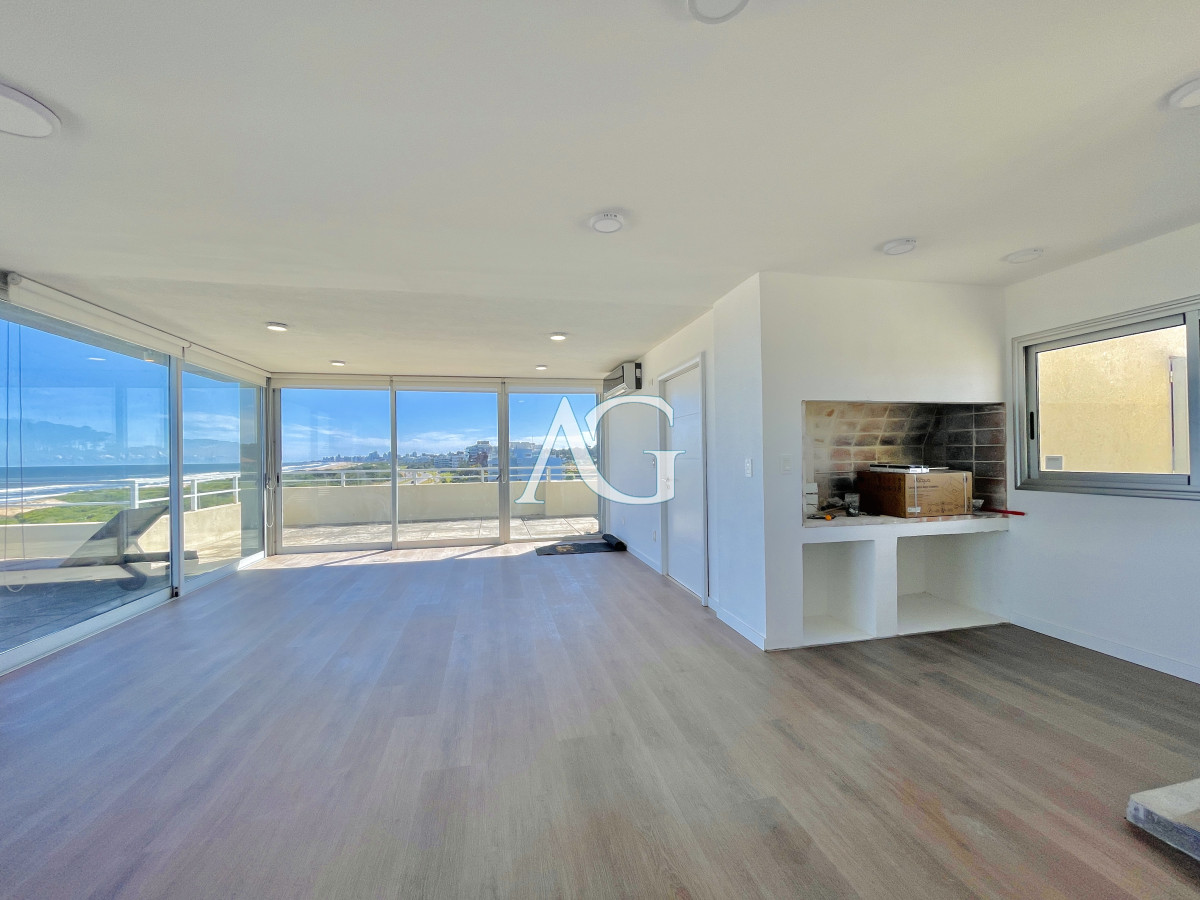 Apartamento ID.226 - Penthouse de 3 Dormitorios en Primera Línea del Mar, Playa Brava Punta del Este