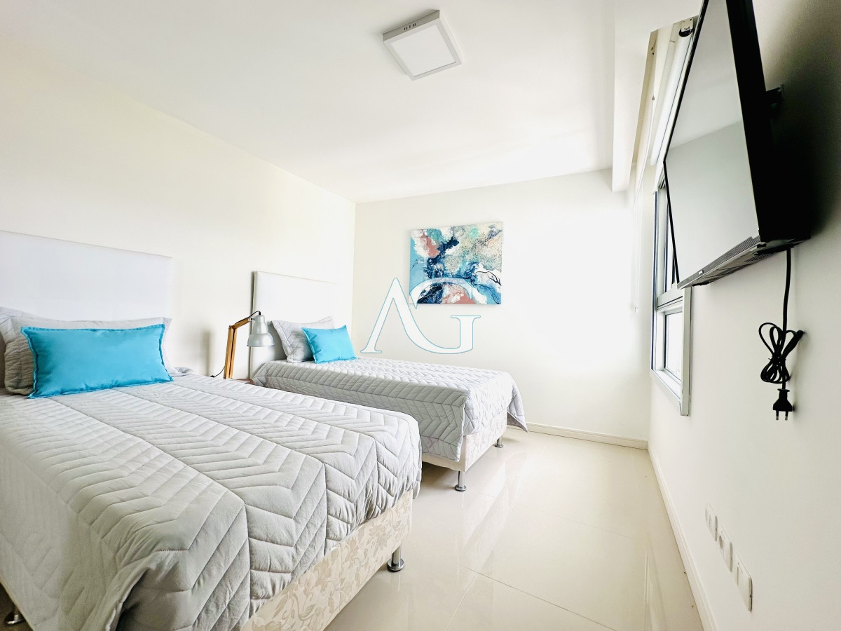 Apartamento ID.227 - Venta de amplio penthouse con cuatro dormitorios más dependencia de servicio en torre premiun de Playa Brava, Punta del Este