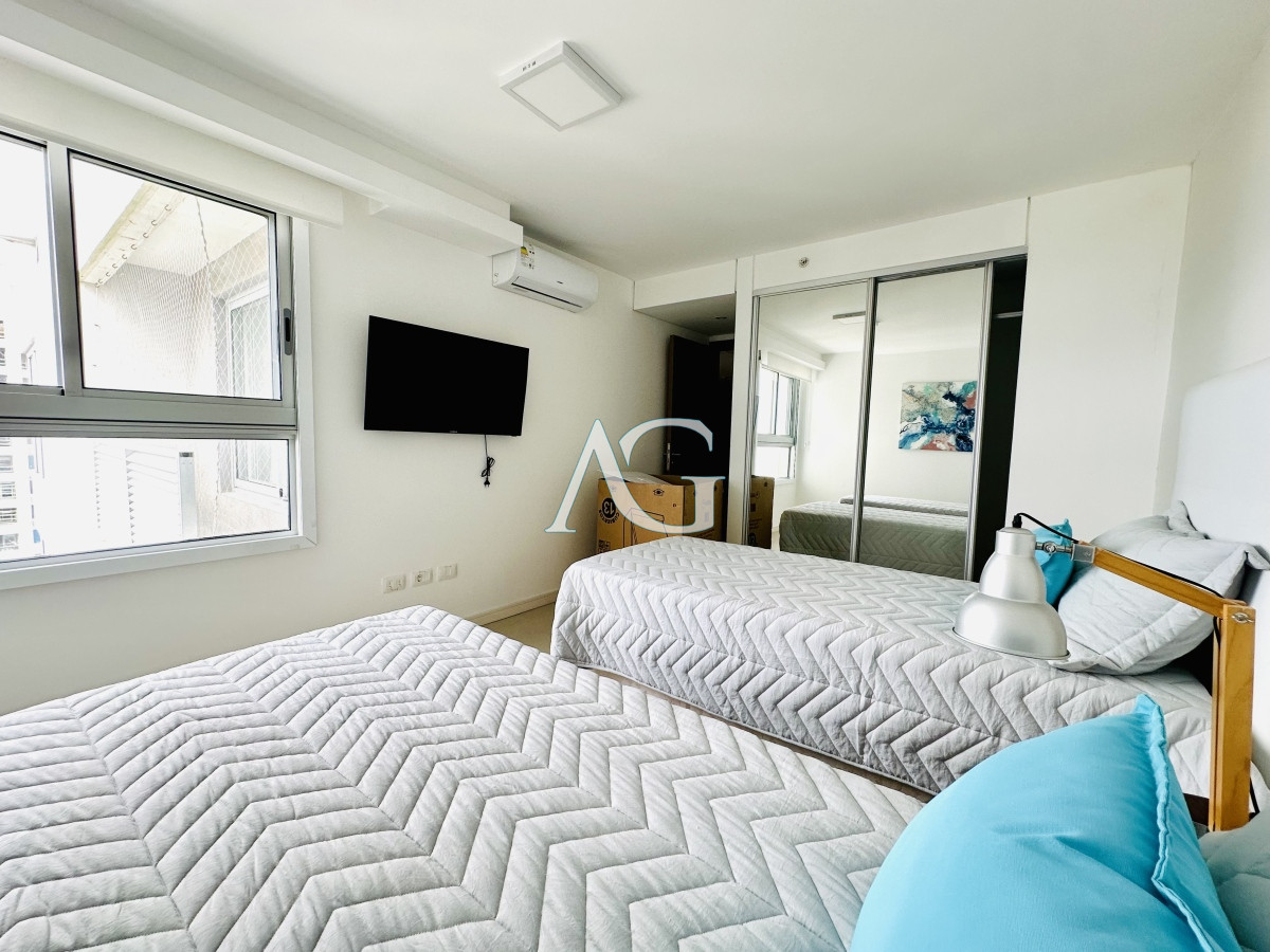 Apartamento ID.227 - Venta de amplio penthouse con cuatro dormitorios más dependencia de servicio en torre premiun de Playa Brava, Punta del Este