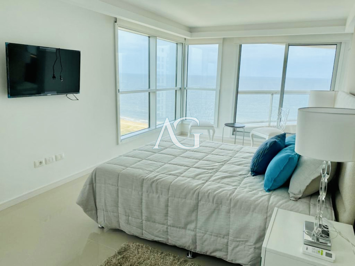Apartamento ID.227 - Venta de amplio penthouse con cuatro dormitorios más dependencia de servicio en torre premiun de Playa Brava, Punta del Este