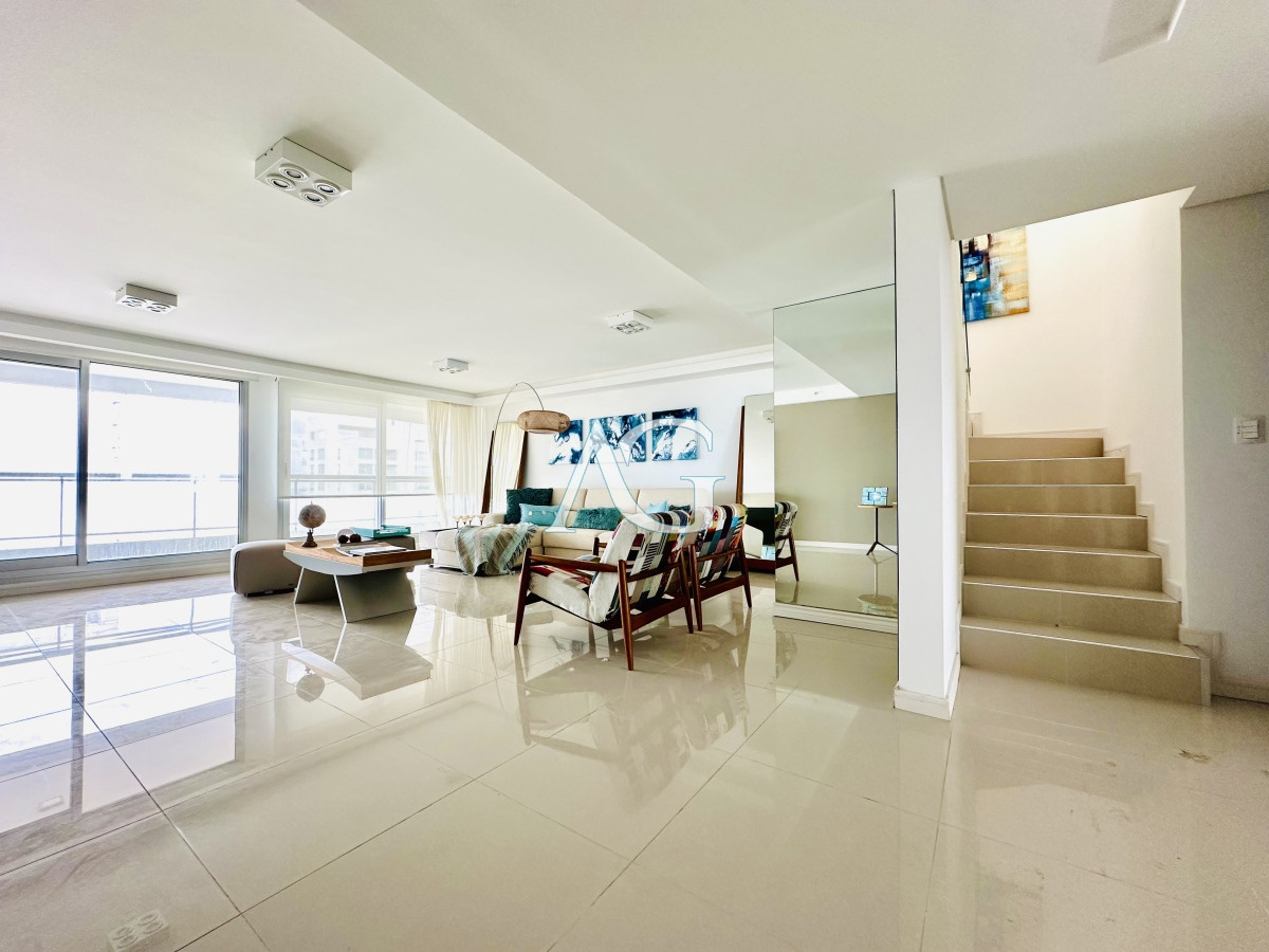 Apartamento ID.227 - Venta de amplio penthouse con cuatro dormitorios más dependencia de servicio en torre premiun de Playa Brava, Punta del Este