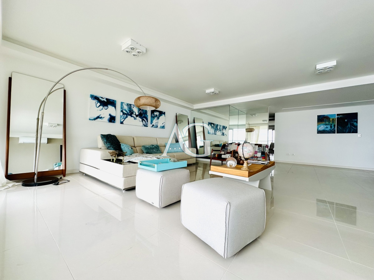 Apartamento ID.227 - Venta de amplio penthouse con cuatro dormitorios más dependencia de servicio en torre premiun de Playa Brava, Punta del Este