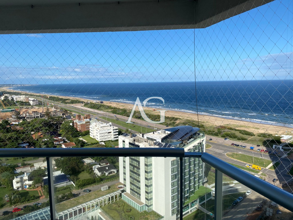 Apartamento ID.249 - Venta de gran apartamento de 3 dormitorios con parrillero propio en Playa Brava, Punta del Este