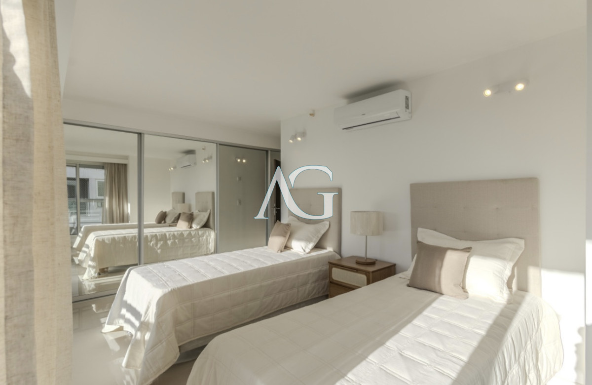 Apartamento ID.200 - Moderno Penthouse con Vista al Mar, en Playa Brava, 3 Dormitorios con Parrillero y Dependencia de servicio