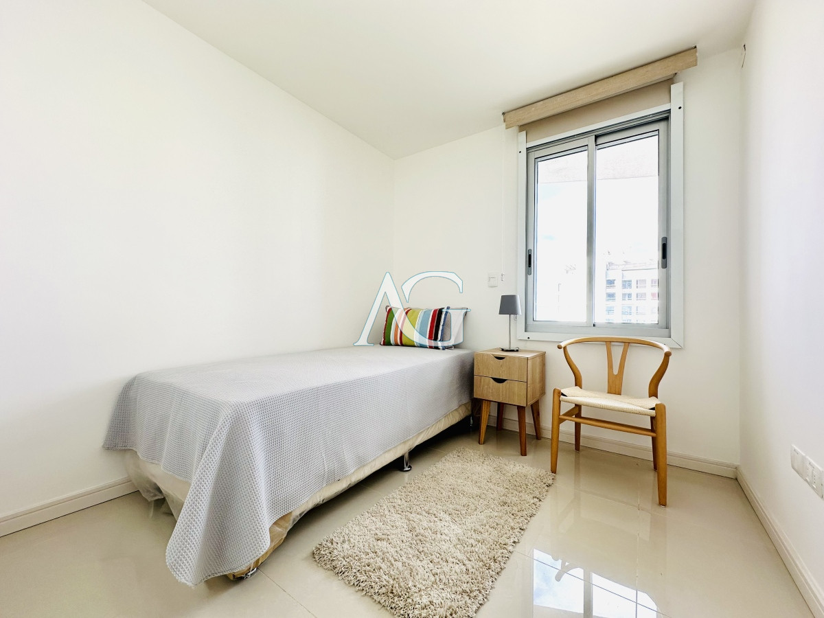 Apartamento ID.227 - Venta de amplio penthouse con cuatro dormitorios más dependencia de servicio en torre premiun de Playa Brava, Punta del Este