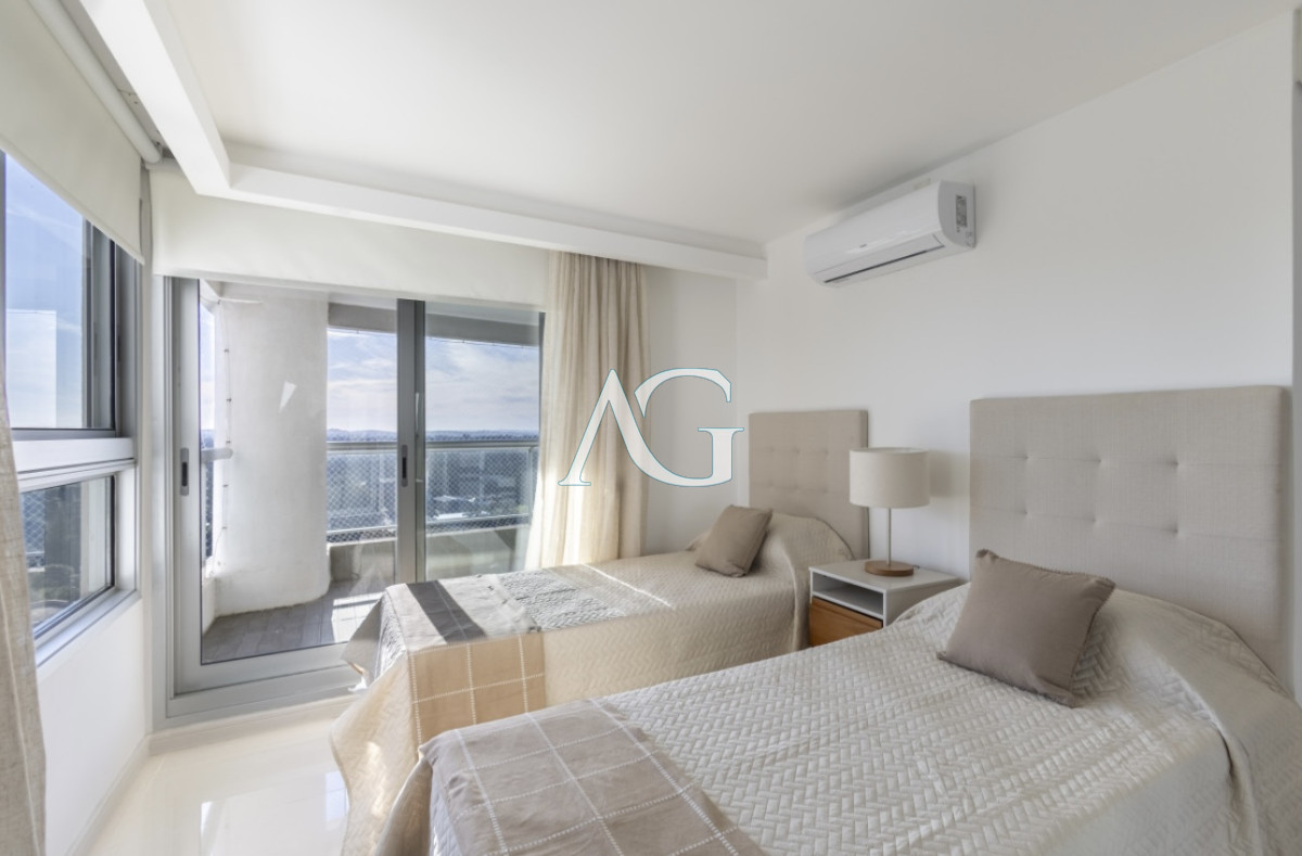 Apartamento ID.200 - Moderno Penthouse con Vista al Mar, en Playa Brava, 3 Dormitorios con Parrillero y Dependencia de servicio