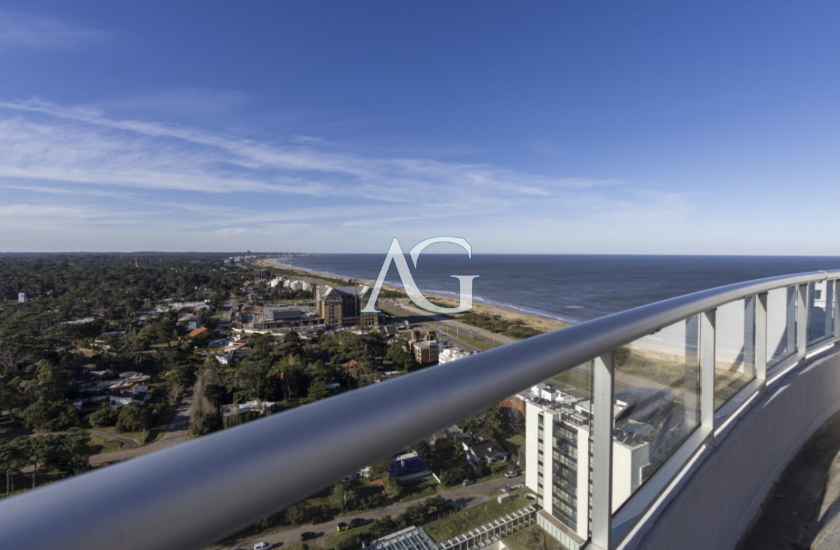 Apartamento ID.200 - Moderno Penthouse con Vista al Mar, en Playa Brava, 3 Dormitorios con Parrillero y Dependencia de servicio