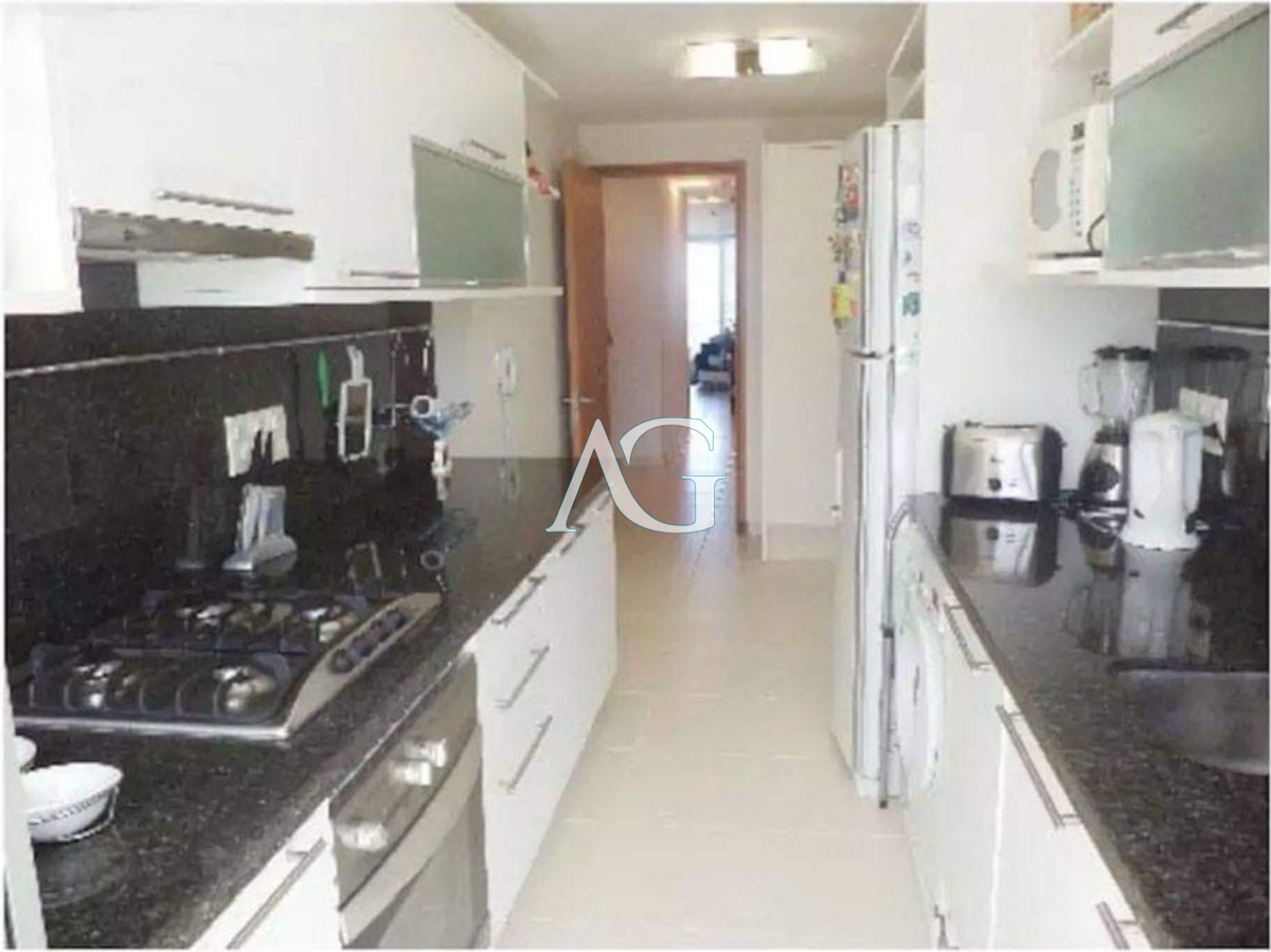 Apartamento ID.578 - Apartamento de 2 Dormitorios a metros del mar y torre moderna, playa Mansa, Punta del Este