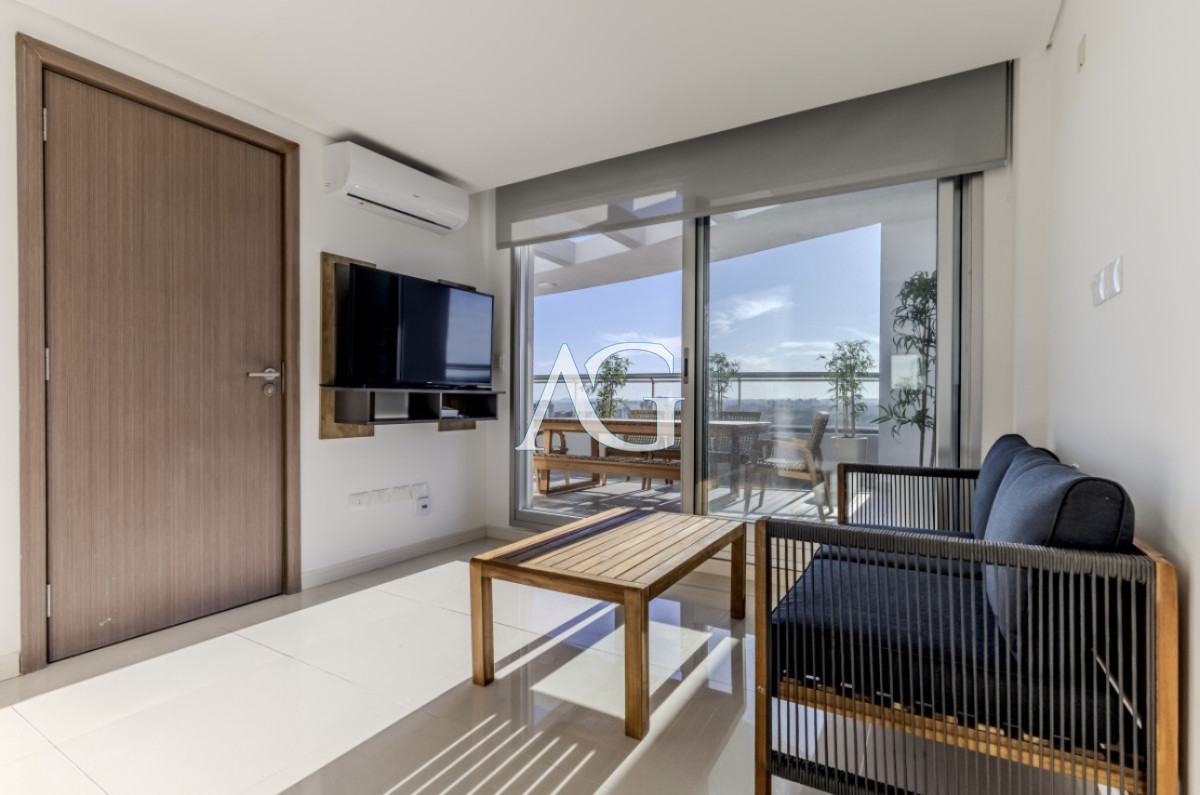 Apartamento ID.200 - Moderno Penthouse con Vista al Mar, en Playa Brava, 3 Dormitorios con Parrillero y Dependencia de servicio