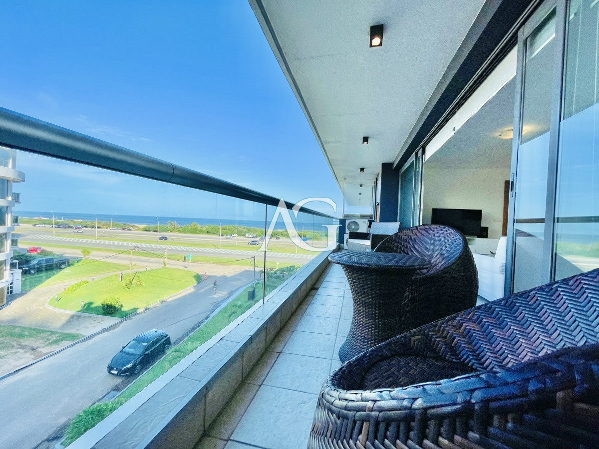 Apartamento ID.153 - Apartamento de 2 Dormitorios y Parrillero Frente a Playa Brava, Punta del Este