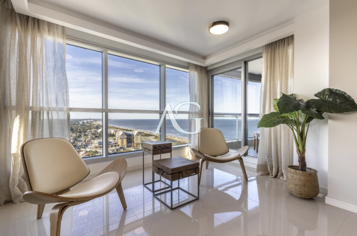 Apartamento ID.200 - Moderno Penthouse con Vista al Mar, en Playa Brava, 3 Dormitorios con Parrillero y Dependencia de servicio