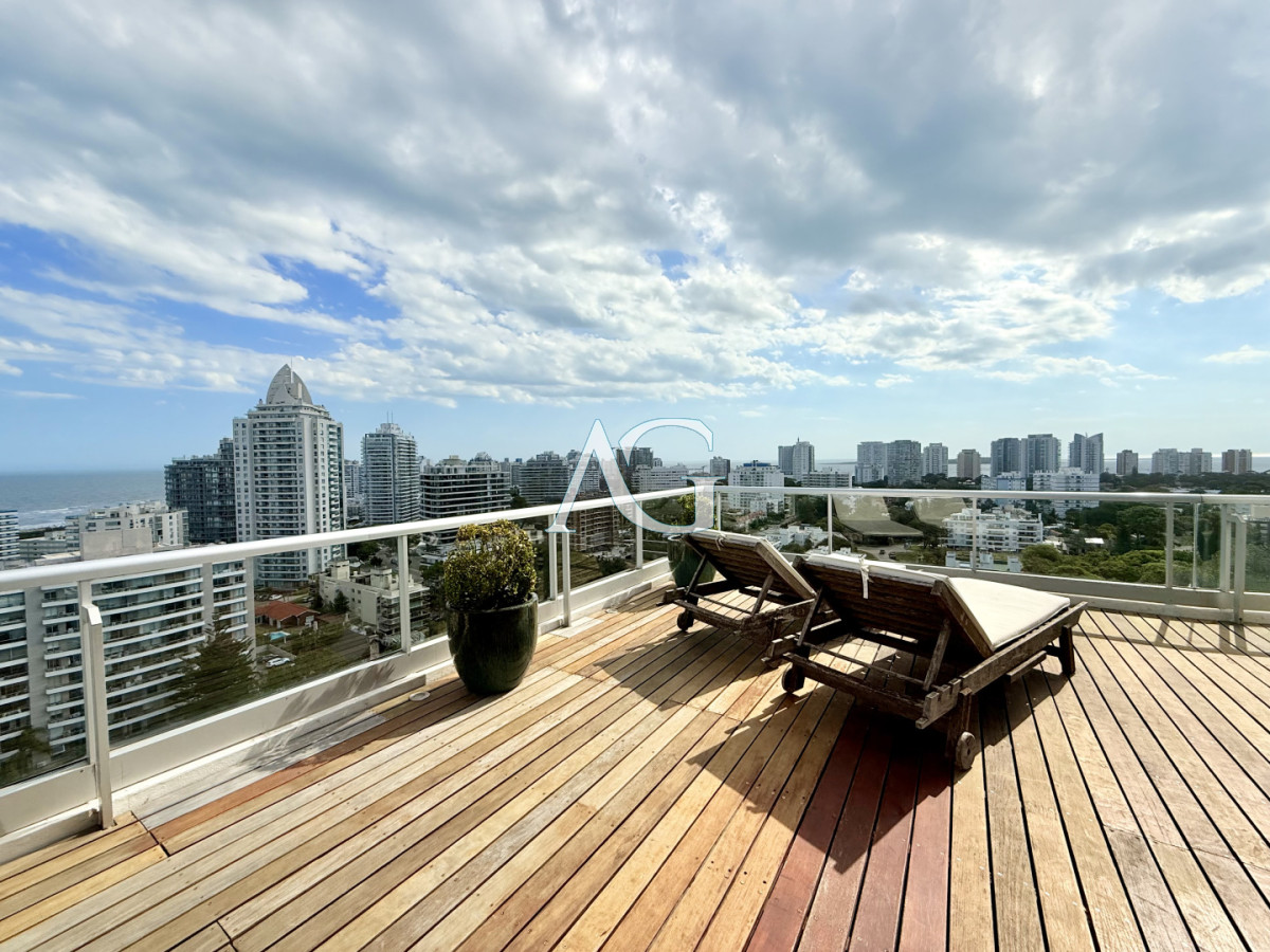 Apartamento ID.385 - Apartamento Penthouse finamente decorado de 3 dormitorios con parrillero propio en venta, Roosevelt Brava, Punta del Este