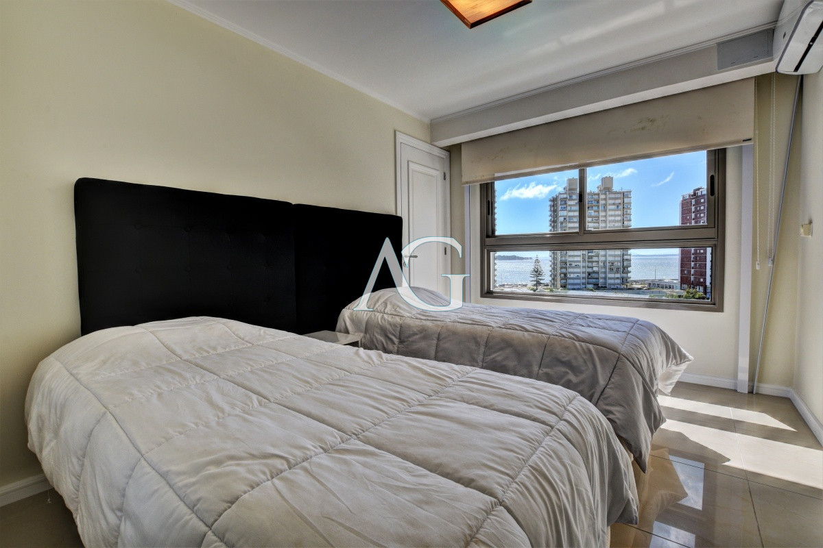 Apartamento ID.107 - Apartamento de 3 Dormitorios en Imperiale, Frente al Mar  - Oportunidad en Venta