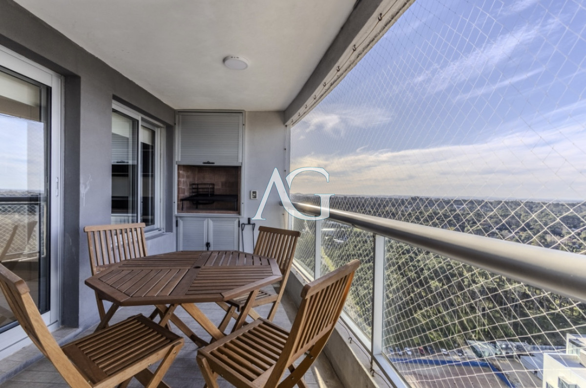 Apartamento ID.200 - Moderno Penthouse con Vista al Mar, en Playa Brava, 3 Dormitorios con Parrillero y Dependencia de servicio