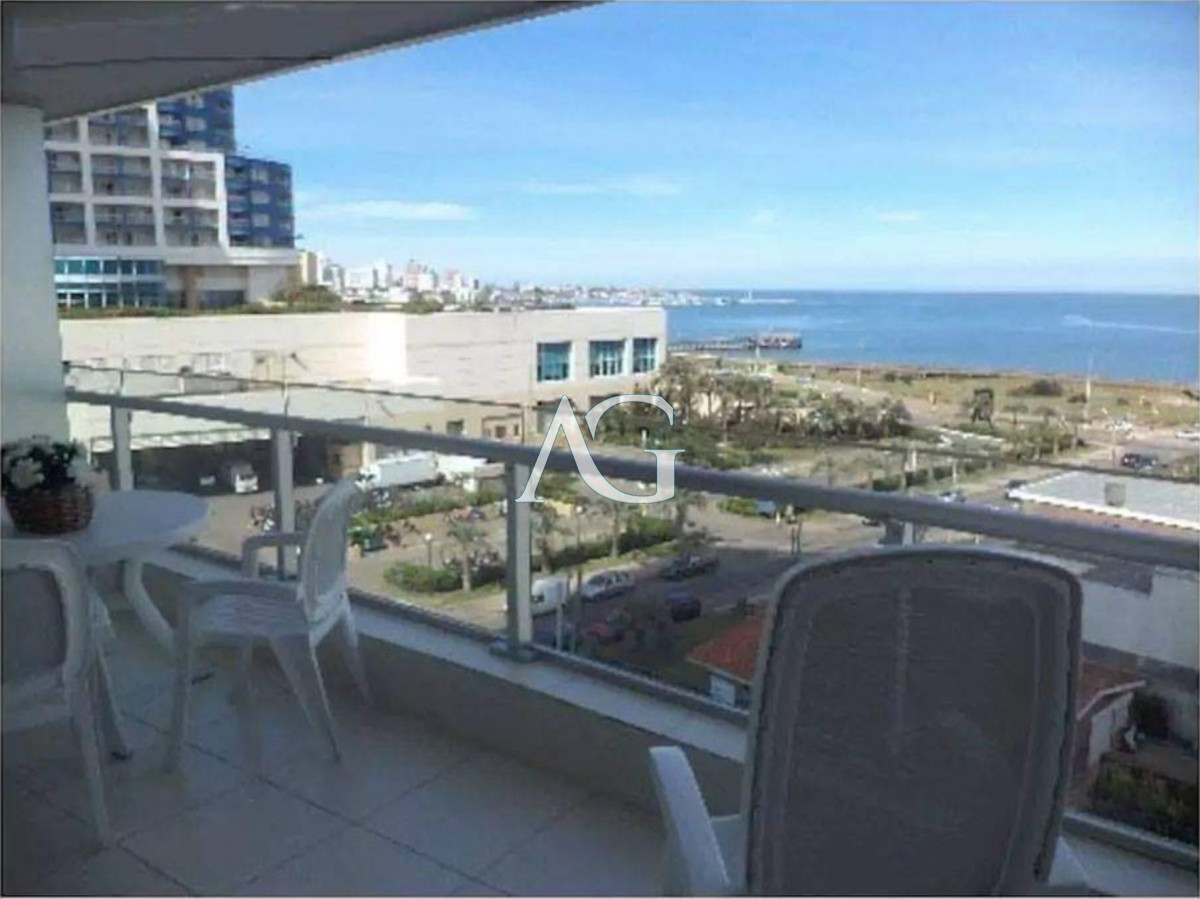 Apartamento ID.578 - Apartamento de 2 Dormitorios a metros del mar y torre moderna, playa Mansa, Punta del Este