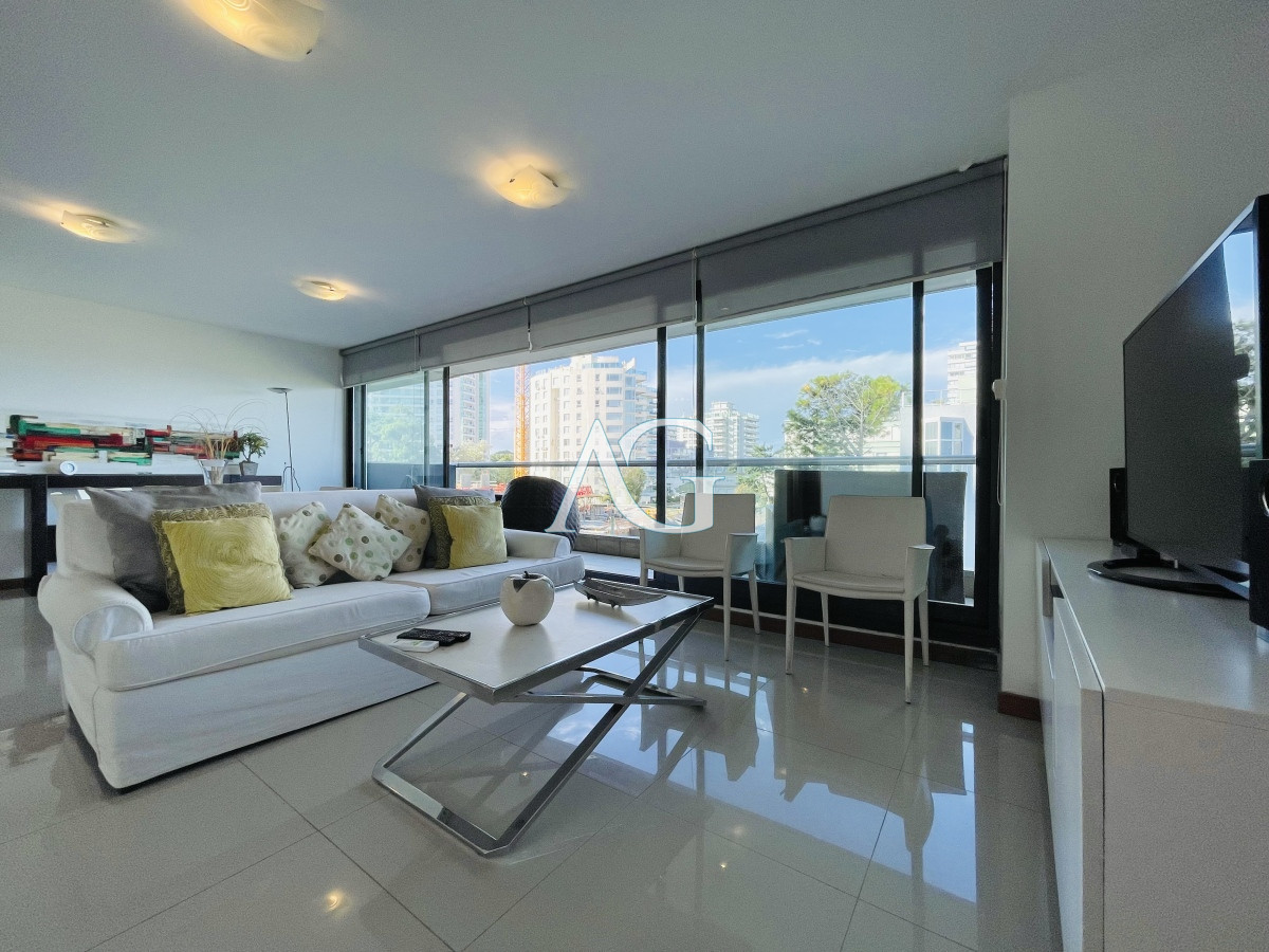 Apartamento ID.153 - Apartamento de 2 Dormitorios y Parrillero Frente a Playa Brava, Punta del Este