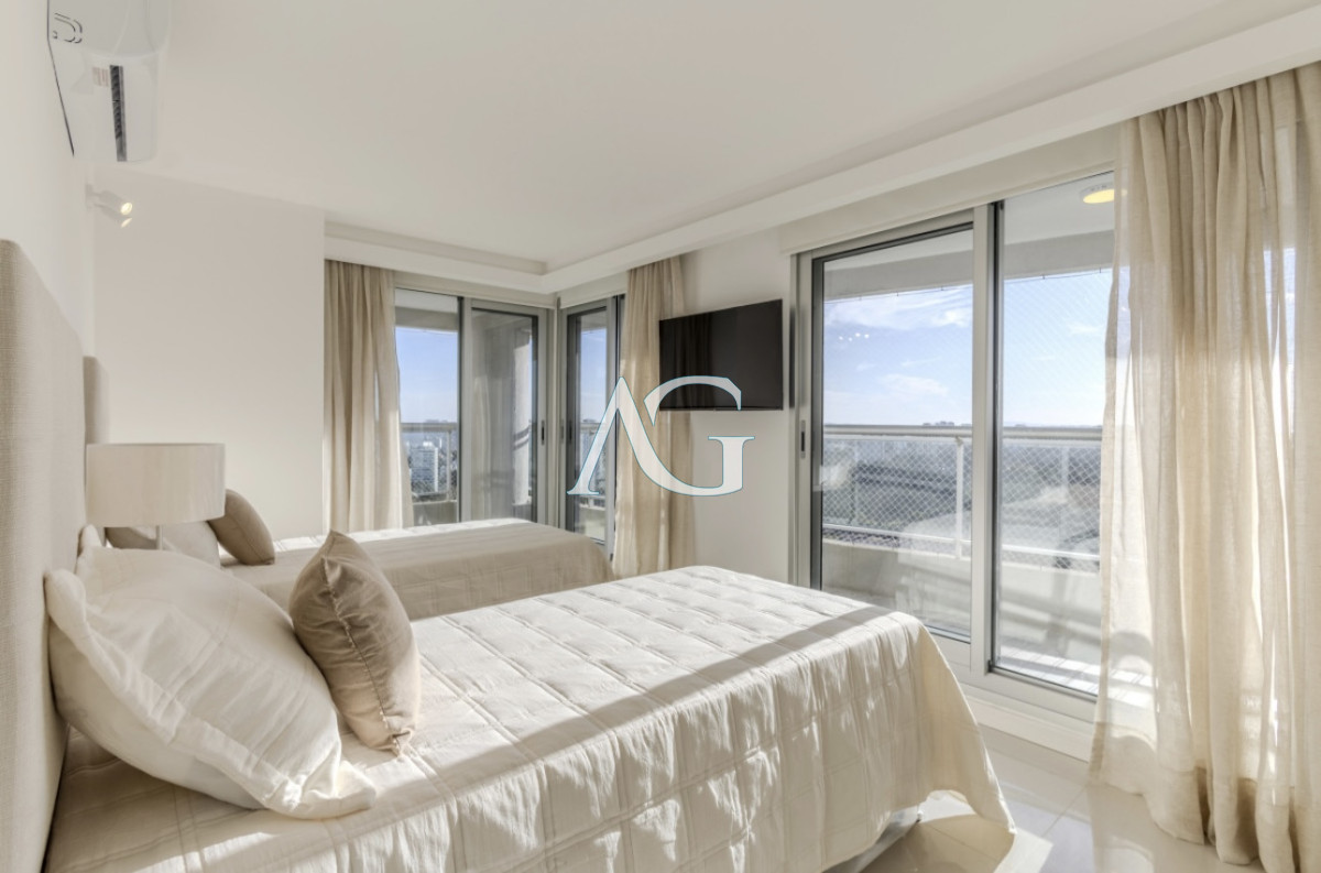 Apartamento ID.200 - Moderno Penthouse con Vista al Mar, en Playa Brava, 3 Dormitorios con Parrillero y Dependencia de servicio