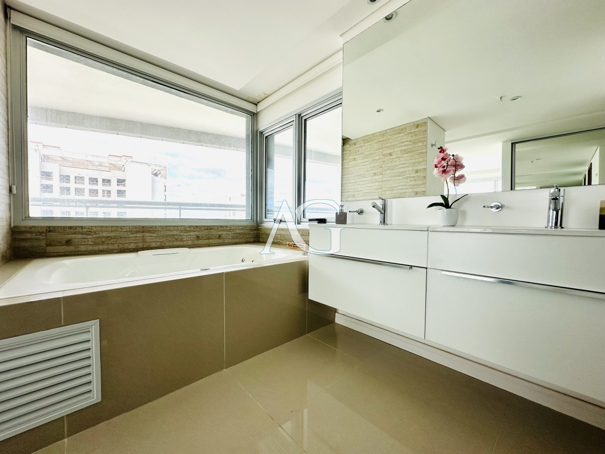 Apartamento ID.227 - Venta de amplio penthouse con cuatro dormitorios más dependencia de servicio en torre premiun de Playa Brava, Punta del Este