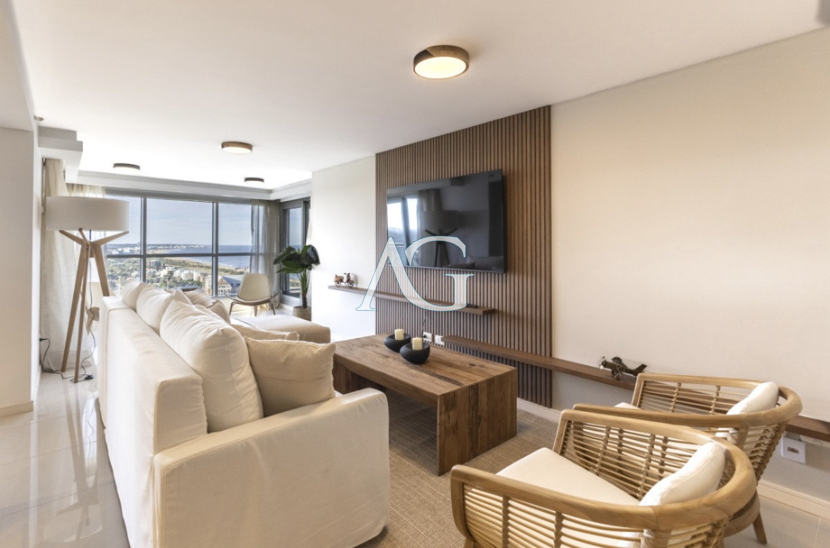 Apartamento ID.200 - Moderno Penthouse con Vista al Mar, en Playa Brava, 3 Dormitorios con Parrillero y Dependencia de servicio