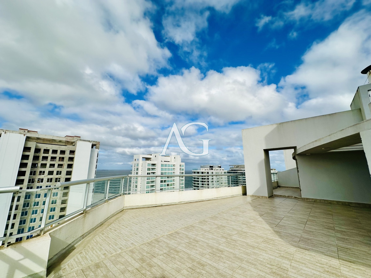 Apartamento ID.227 - Venta de amplio penthouse con cuatro dormitorios más dependencia de servicio en torre premiun de Playa Brava, Punta del Este