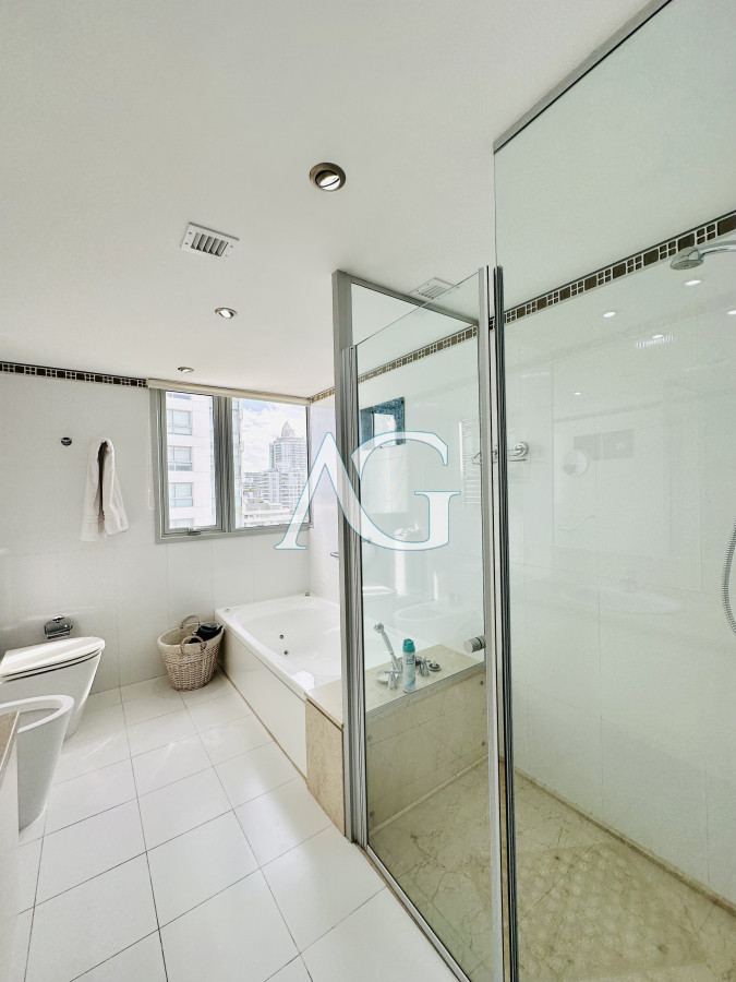 Apartamento ID.199 - Oportunidad en Venta! Apartamento sobre playa Brava de 3 Dormitorios más Dependencia, Torre Le Parc