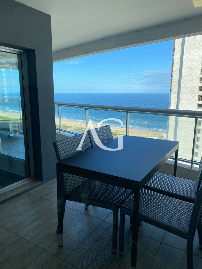 Apartamento ID.249 - Venta de gran apartamento de 3 dormitorios con parrillero propio en Playa Brava, Punta del Este