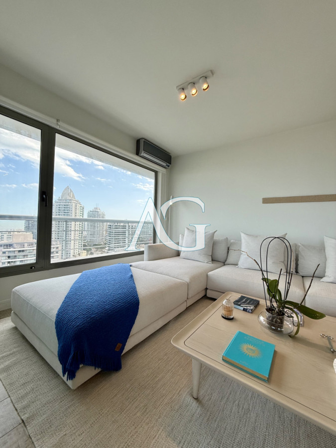 Apartamento ID.385 - Apartamento Penthouse finamente decorado de 3 dormitorios con parrillero propio en venta, Roosevelt Brava, Punta del Este