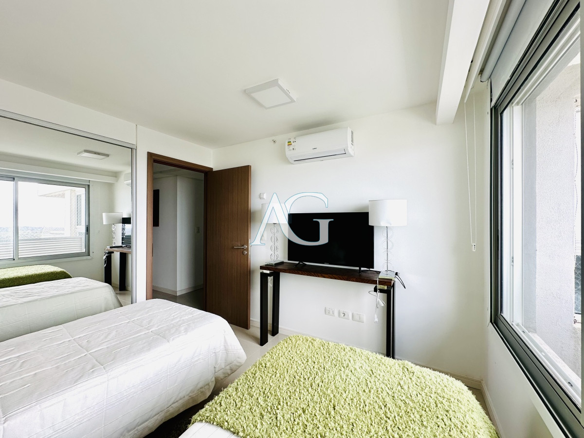 Apartamento ID.227 - Venta de amplio penthouse con cuatro dormitorios más dependencia de servicio en torre premiun de Playa Brava, Punta del Este