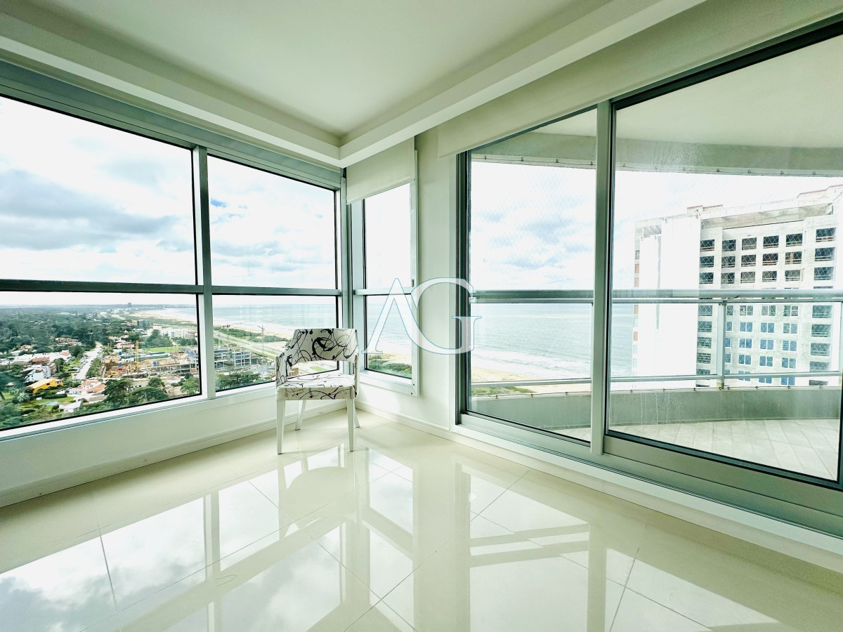 Apartamento ID.227 - Venta de amplio penthouse con cuatro dormitorios más dependencia de servicio en torre premiun de Playa Brava, Punta del Este
